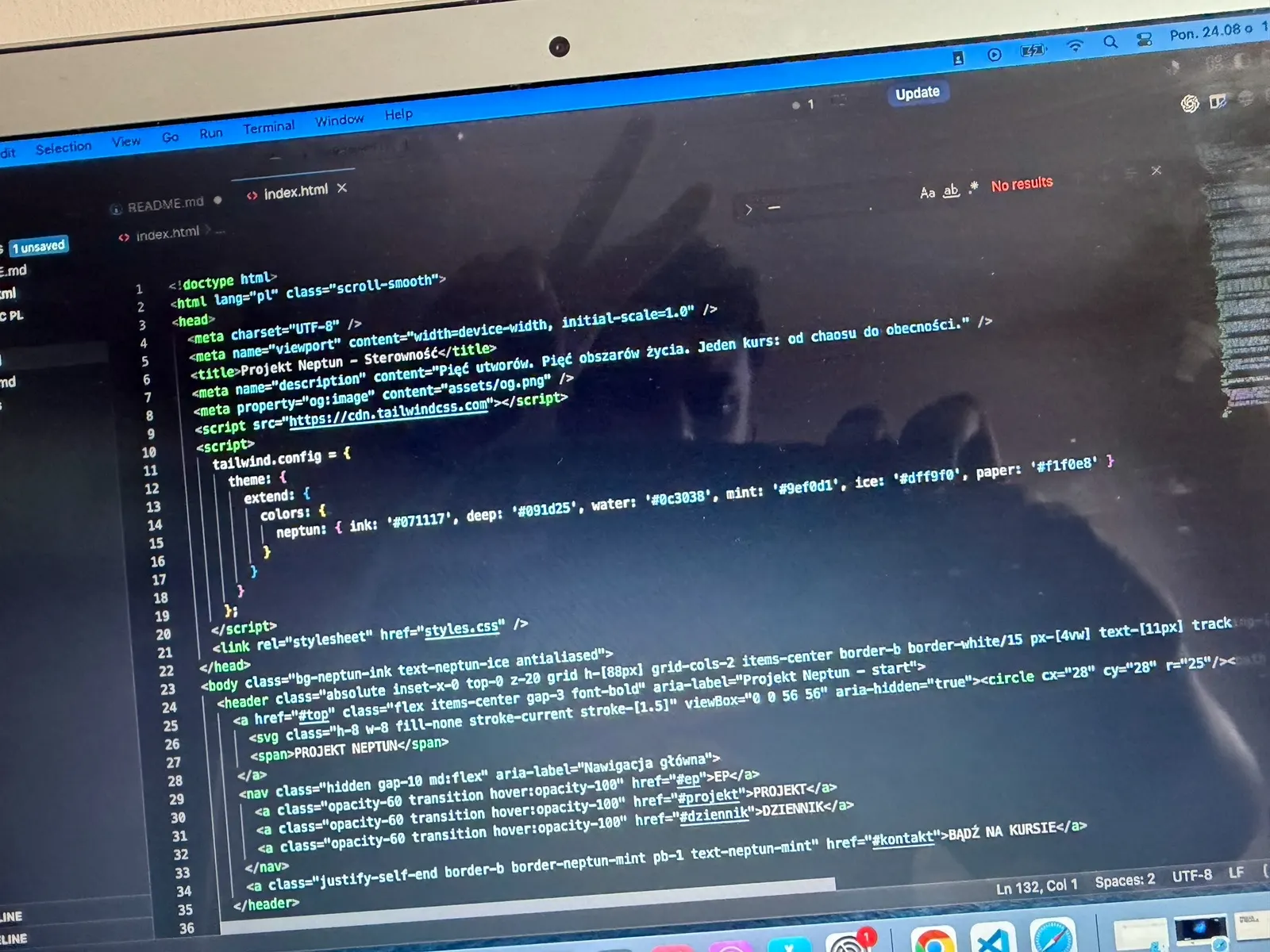 Ekran komputera podczas pracy nad stroną Projektu Neptun
